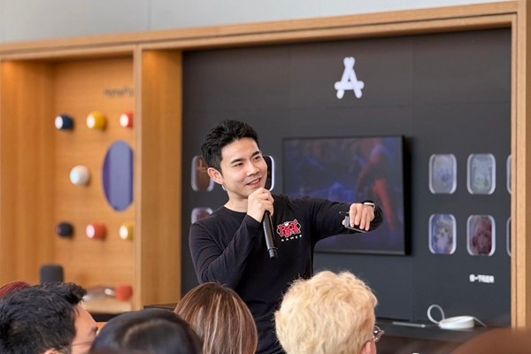 玩家们在户外草坪上用手机联机对战，笑容满面