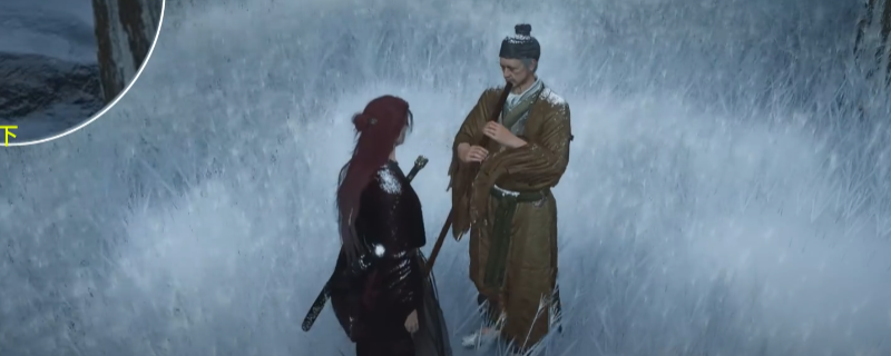 《燕云十六声》中玩家角色站在古风小镇桥头，背景为酒泉镇天水集的市井街景，远处可见旗帜飘扬与行人走动