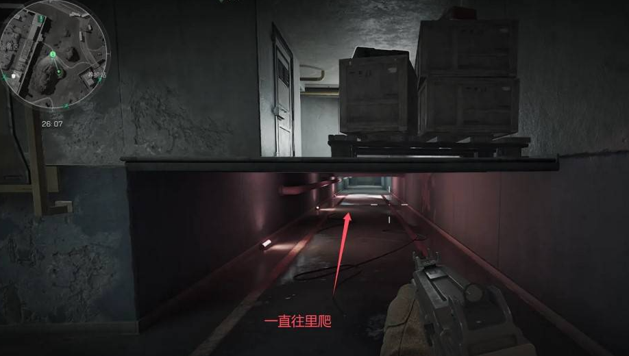 狭窄通道尽头出现一扇带数字键盘的厚重铁门，灯光微弱