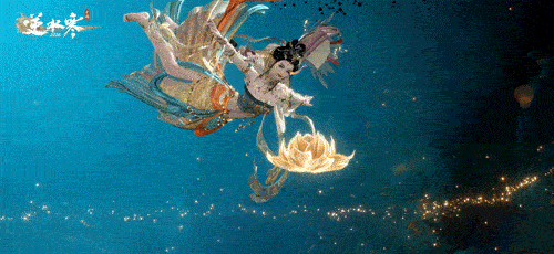 游戏角色施展鸿音技能，手持琵琶旋转弹奏，身后绽放出金色莲花与流光特效