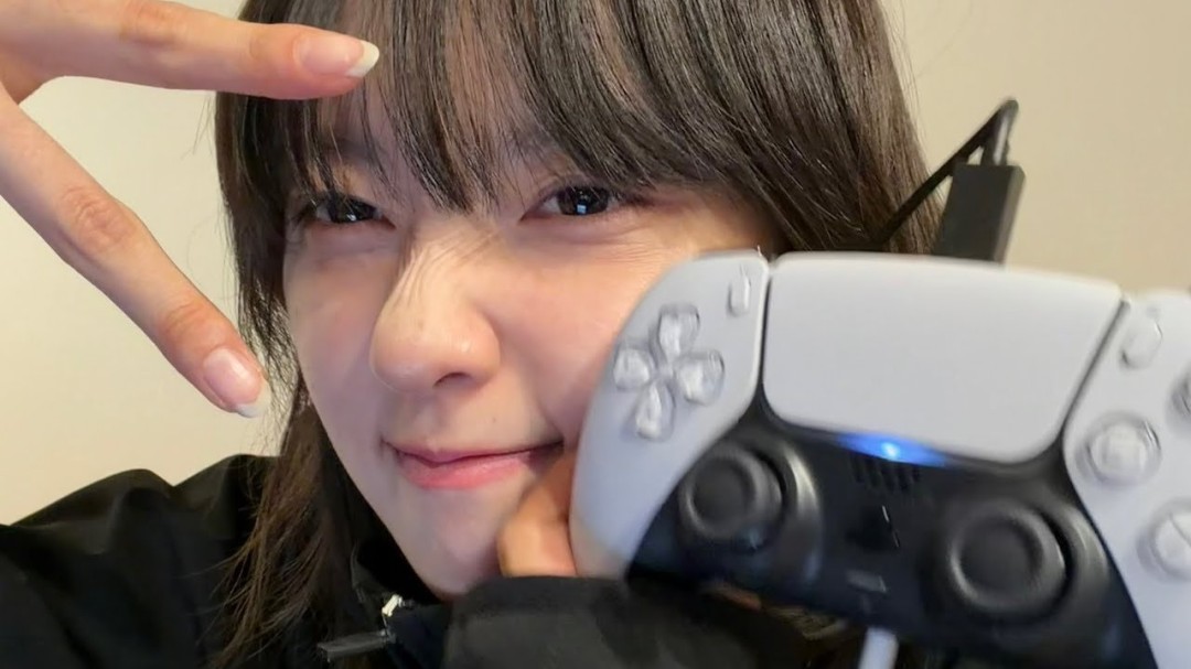 加藤小夏在跨年夜直播中专注操作游戏的画面，神情投入，背景为《寂静岭f》昏暗压抑的游戏场景