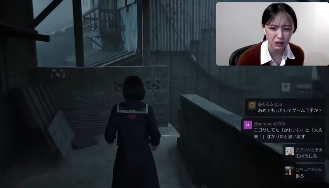 游戏界面显示激烈战斗场景，主角深水雏子与巨大怪物对抗，光影效果营造出强烈的恐怖氛围