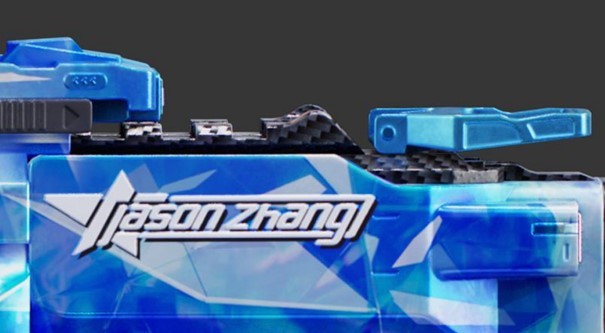 特写镜头展示枪身上雕刻的张杰签名与限量编号，细节精致，彰显收藏价值