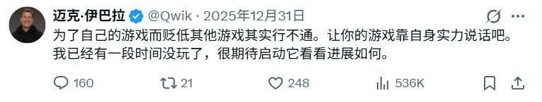 托马斯·马勒接受采访的照片，神情坚定，身后是《恶意不息》开发团队工作场景
