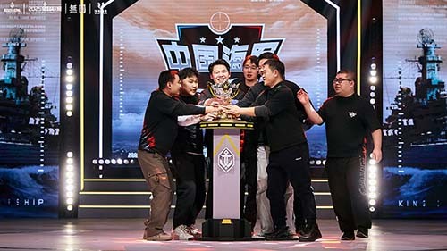 冠军队伍‘中国海军’队员高举奖杯庆祝胜利，背景为绚丽焰火与欢呼人群