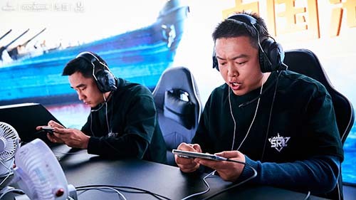 游戏中一艘重型战列舰正在开火，炮口火焰喷涌，海面波涛翻滚，特效极为震撼