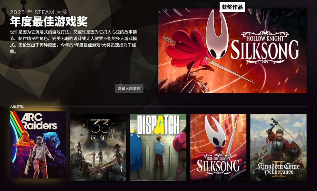 《午夜漫步》VR视角截图，昏黄路灯下空无一人的街道延伸至远方，雾气弥漫，远处隐约可见模糊人影