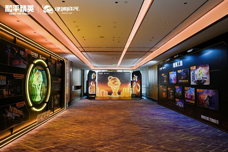 活动现场全景图，舞台灯光璀璨，观众席座无虚席，气氛热烈