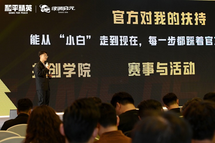 史强吖手持奖状合影，脸上洋溢着自豪笑容