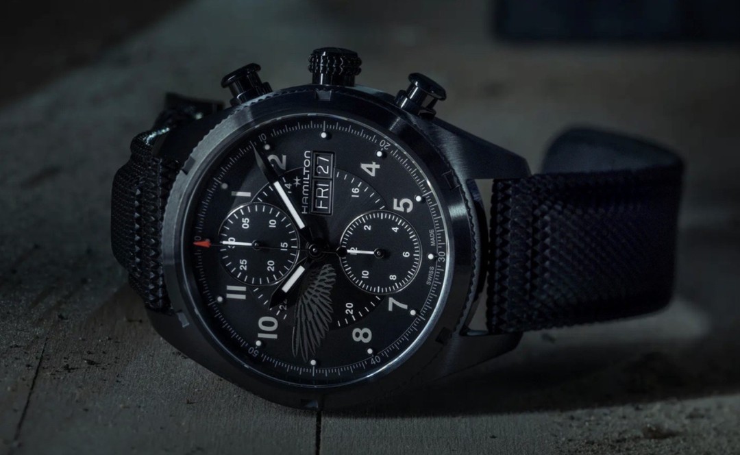 卡其野战自动计时表实物图，迷彩表带搭配战术风格表壳，极具战场气息