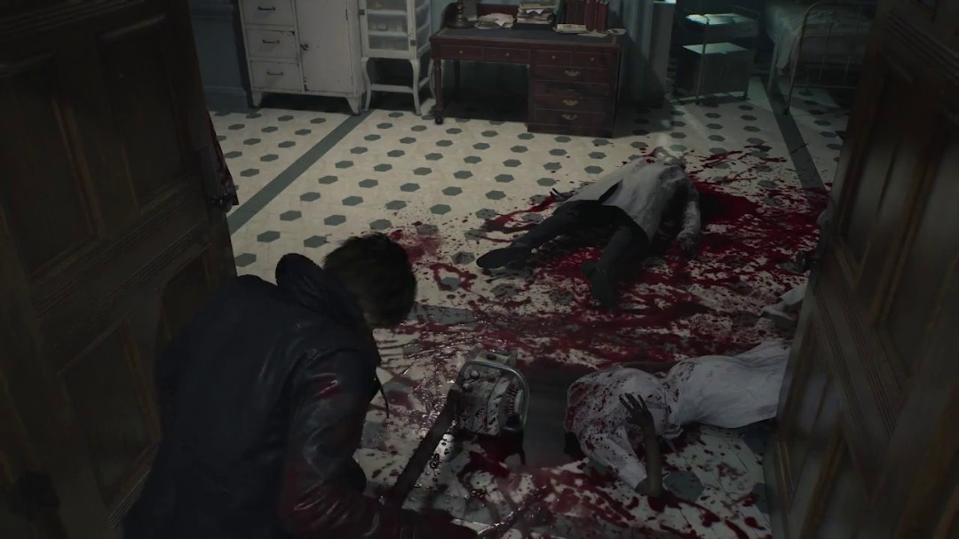 双主角对比画面：左侧格蕾丝伏身于通风管道阴影中谨慎观察，右侧里昂在爆炸火光中腾跃转身，手斧寒光划出弧线劈向扑来的感染者