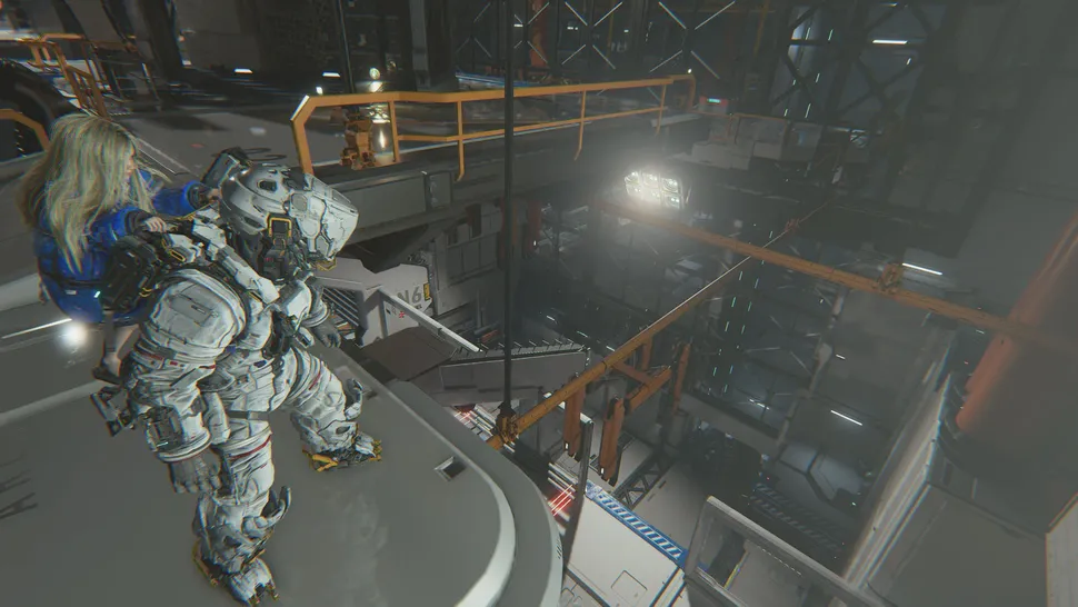 游戏实机探索画面：休在布满管线与故障指示灯的月球基地走廊中疾驰，左上角UI显示推进器能量条闪烁；同时，戴安娜悬浮于前方控制台前，双手投射出半透明蓝色网格界面，界面内代码流飞速滚动，正黑入一道紧闭的合金闸门，闸门缝隙已渗出微弱蓝光