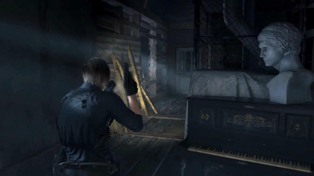 《生化危机9》官方预告片截图：昏暗走廊中，里昂侧身佩戴战术耳机，神情凝重，背景隐约浮现红色警戒光效与模糊人影剪影