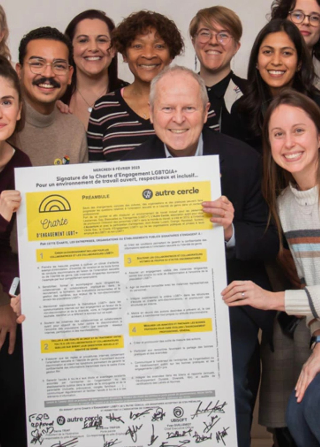 育碧全球工作室分布地图与《剑星》主角伊芙高清立绘并置图，象征东西方开发理念的差异化表达