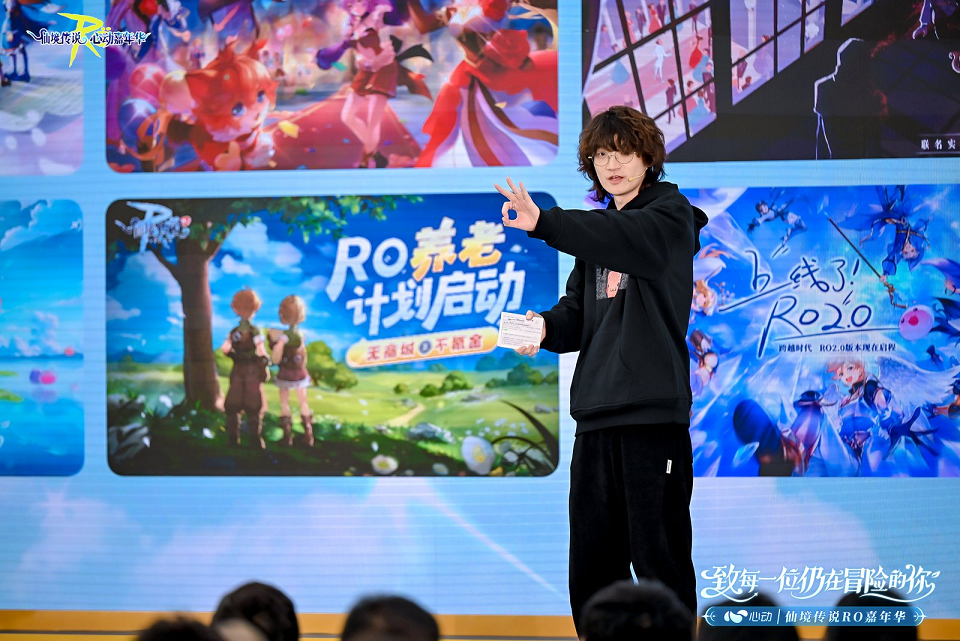 守爱2概念CG片段：晨曦中的米德加尔特大陆徐徐展开，镜头掠过雪山、森林、古堡与飞空艇，最终定格在主角团立于云端眺望远方的剪影