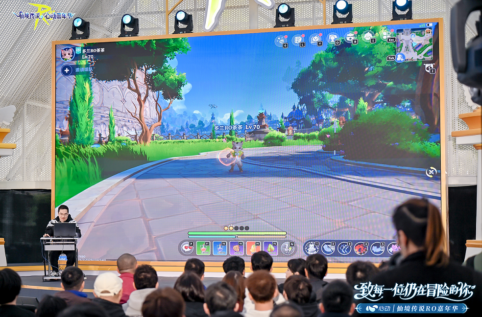 玩家手持守爱2试玩体验反馈表兴奋讨论，表格上密密麻麻写着‘自由度爆炸’‘波利太真实了’‘求快上线’等手写评价