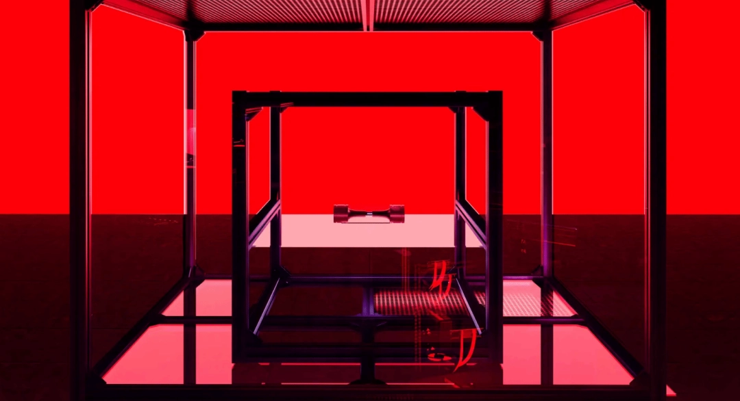 展览现场实拍：涩谷人流如织的街头，多位游客佩戴《生化危机》主题口罩，围绕胶囊装置拍照，背景可见大幅T病毒LOGO与30周年金色徽标