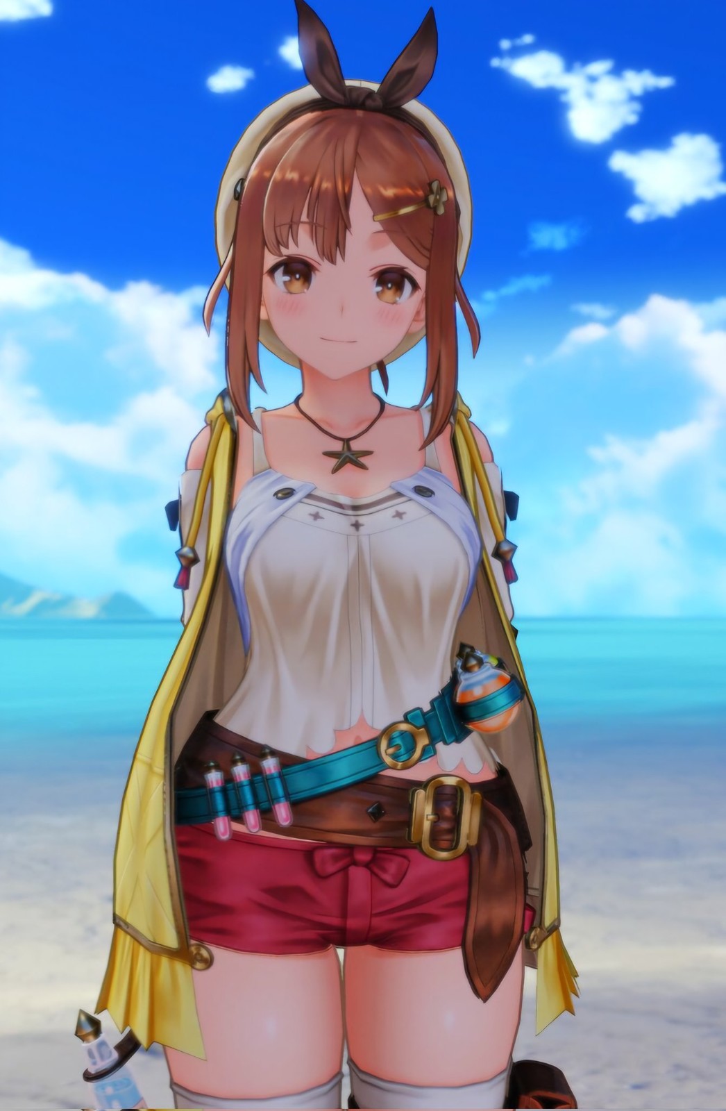 游戏实机截图：莱莎在溪边俯身拾取发光矿石，光影细腻呈现衣料褶皱与身体曲线，动作流畅自然，毫无违和感