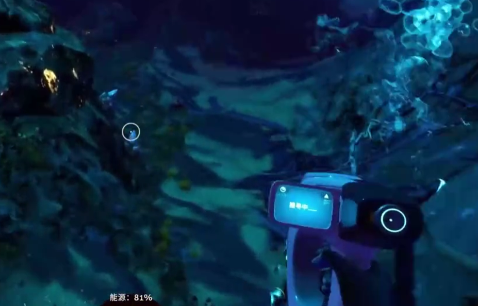 玛格丽特家地下洞穴视角：手电光束照亮潮湿洞壁，数簇蓝紫色金刚石晶体在苔藓覆盖的岩石上熠熠生辉，背景隐约可见机械残骸