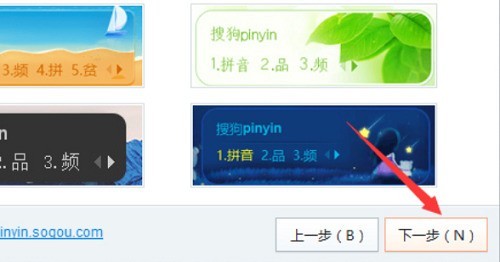 皮肤商城精选页截图，展示国风水墨、赛博朋克、萌系动漫等十余款动态皮肤，每款标注‘支持透明度调节’和‘点击预览动效’提示