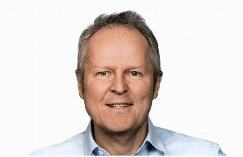 《刺客信条》历代主角剪影拼接艺术图，从阿泰尔到巴辛姆呈时间轴排列，背景为流动的尼罗河与金色沙漠光影