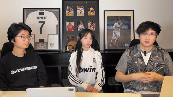 游戏高燃时刻CG：虚拟球员在世界杯决赛加时赛第119分钟凌空抽射，皮球划出金色弧线破门，慢镜头中球衣背面‘CHN’字样随汗水闪耀，背景是沸腾的虚拟卢赛尔球场