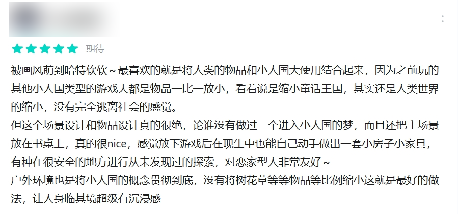 《粒粒的小人国》主视觉图：阳光洒落的木质书桌上，一群毛绒绒的5厘米高‘粒粒’居民正围坐在饼干碎搭建的广场中央，背景是泛着柔光的台灯与散落的铅笔，整体呈现皮克斯风格的温暖绘本质感