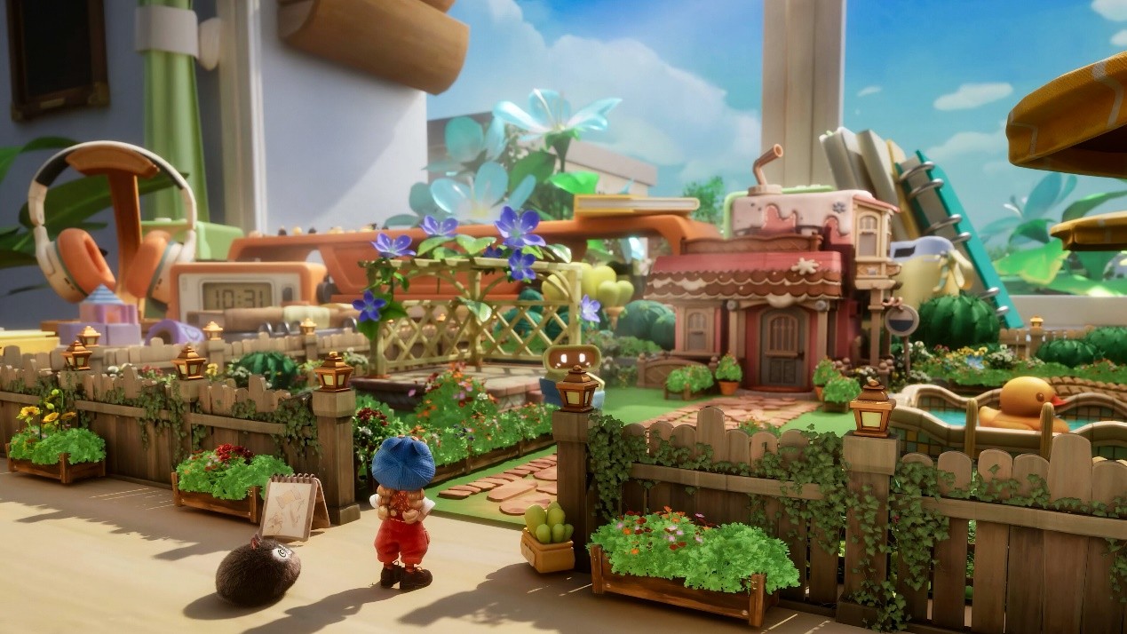 游戏内书桌场景特写：微缩角色坐在眼镜盒改造的布艺沙发上，脚下是用回形针弯成的秋千，背景中台灯罩化作穹顶，光影层次丰富，色彩饱和度高但不刺眼