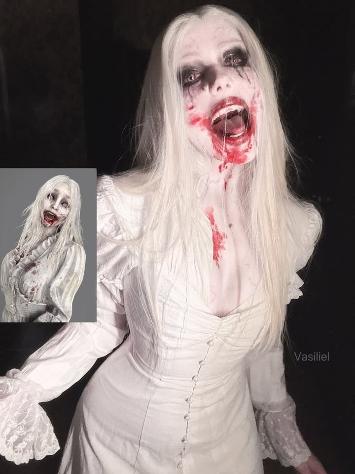 游戏场景截图：玩家视角透过破损门缝窥见Selena Corey在布满蛛网的旧礼堂中央独舞，裙裾旋转间歌声忽强忽弱，环境音效随镜头距离实时变化