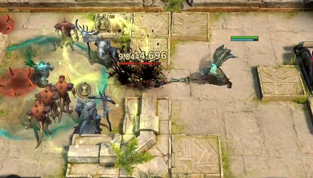 实战GIF帧：关羽从后排突进至敌方阵型中央，位移光效未散尽时已挥出青龙偃月斩，三段刀光横贯屏幕，五名敌人同步僵直后倒地