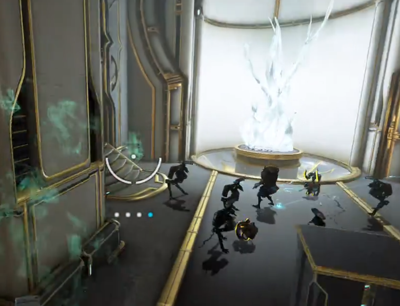 古树完全激活状态：枝干流淌液态光，地面浮现巨大环形星图，远处门扉缓缓开启释放金色传送光柱