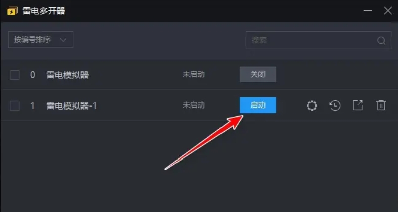双模拟器并排运行实拍图：左侧窗口运行《和平精英》，右侧窗口打开微信聊天界面，任务栏显示两个独立雷电图标