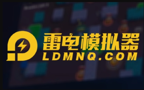 雷电模拟器主界面全景图，左侧为安卓手机桌面风格系统界面，右侧悬浮着功能快捷工具栏，整体UI简洁现代