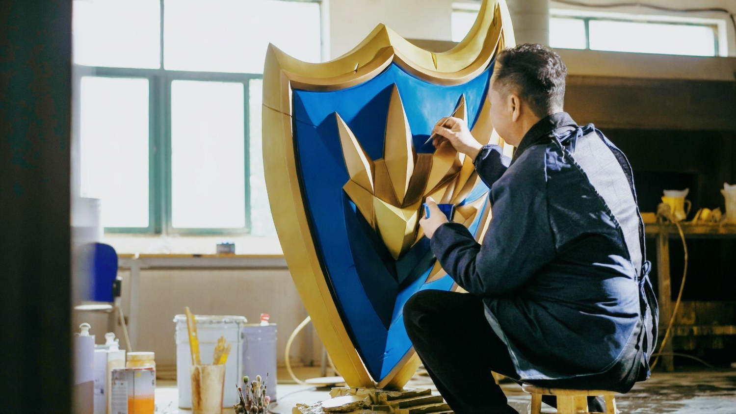 沃尔顿之盾特写：青铜表面泛着温润包浆光泽，百强联盟名字以篆体微雕呈现，灯光下细节纤毫毕现