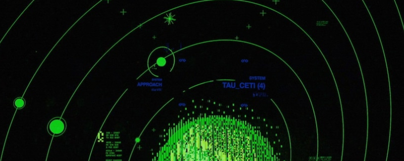 WSTR战斗霰弹枪特写镜头：哑光黑金属枪身搭配橙色战术握把，双管并列设计清晰可见，背景为《失落星船：马拉松》灰蓝色太空站舱内场景