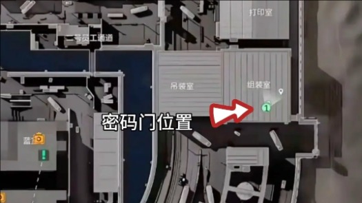 《三角洲行动》游戏内第一视角画面：玩家站在组装室二楼走廊，前方金属门上嵌有数字密码锁，屏幕右下角HUD显示‘密码门·可交互’提示