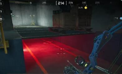 零号大坝主变电站外景，右侧地面可见圆形金属井盖，周边散落电缆与锈蚀管道，环境光影对比强烈