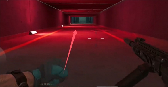 地下管道内部视角，镜头朝向深处，地面潮湿反光，右侧墙壁嵌有散发微弱红光的金属门框轮廓