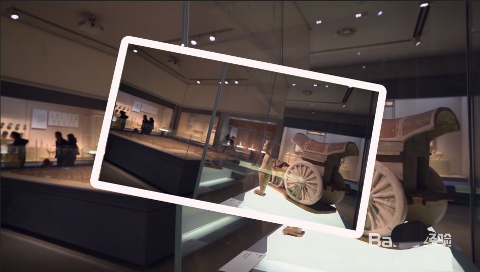 最终成片效果预览图：一张城市街景图片呈约12度右倾姿态悬浮于画面中央，外围环绕精致白色边框