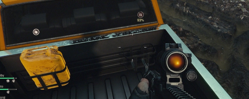 《毒液突击队》游戏内实机画面：昏暗工业废墟中，主角持霰弹枪跃入火光四溅的战场，背景可见多个红色燃料桶散落于锈蚀管道之间