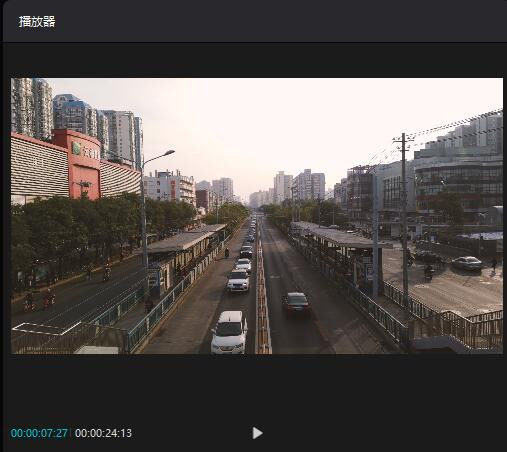 剪映播放器窗口对比画面，左侧为原始灰调素材，右侧应用LUT后呈现浓郁青橙双色分级效果，色彩层次分明