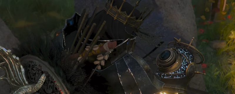 《红色沙漠》游戏中星座头盔特写画面：深蓝色合金头盔表面嵌有发光星群纹路，中央镶嵌一颗缓慢明灭的幽蓝宝石，背景为卡隆索湖泊雾气弥漫的岩洞祭坛