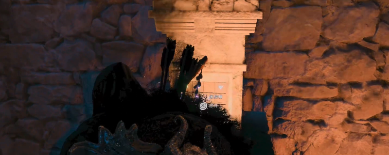 《红色沙漠》游戏内实机画面：巴顿霍尔城堡幽暗回廊中，一面刻有细微裂纹的灰石墙壁泛起蓝紫能量波纹，一扇弧形暗门正缓缓开启，门缝透出温暖橙红色光芒