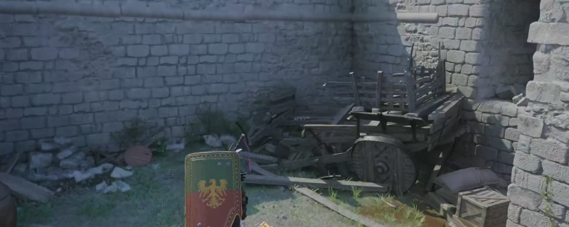 《红色沙漠》游戏内实机画面：福罗林森林遗迹场景，镜头聚焦于一座覆满青苔与断裂木梁的古老废墟，一柄泛着冷冽金属光泽的单手长剑斜插在中央破损橡木祭坛上，剑身刻有细微齿轮纹路